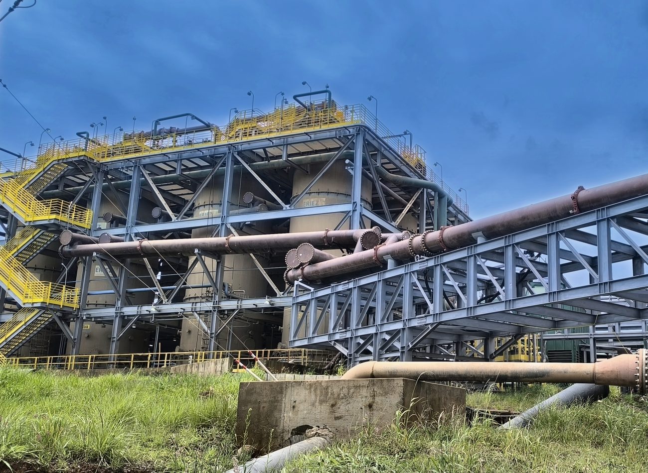 Plataformas e estruturas metálicas em área industrial