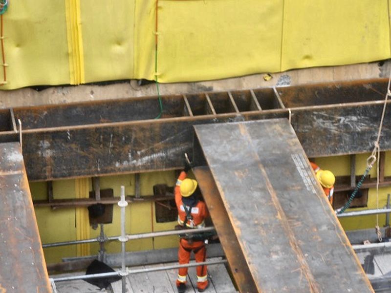 Estroncamento metálico — obra metroviária — registro técnico